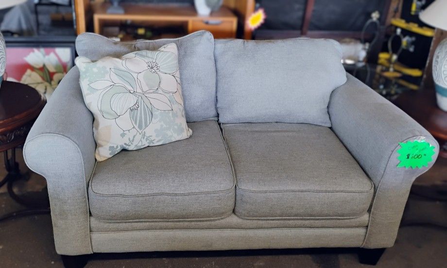 Loveseat (price reduced)
