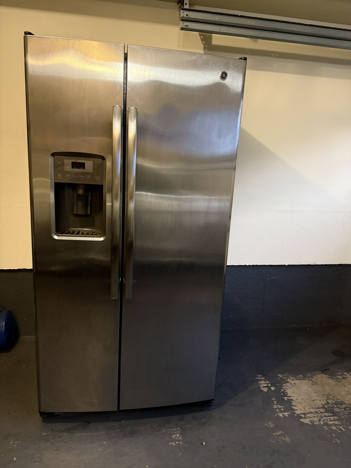 GE Stainless Steel Side-by-Side Refrigerator – Excellent Condition