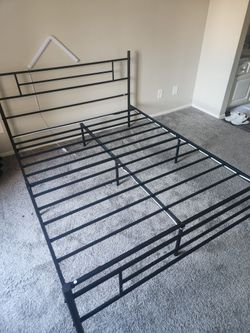 QUEEN METAL bed frame  no box spring needed