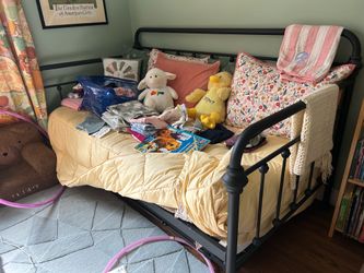 Twin trundle daybed, barely used, metal frame