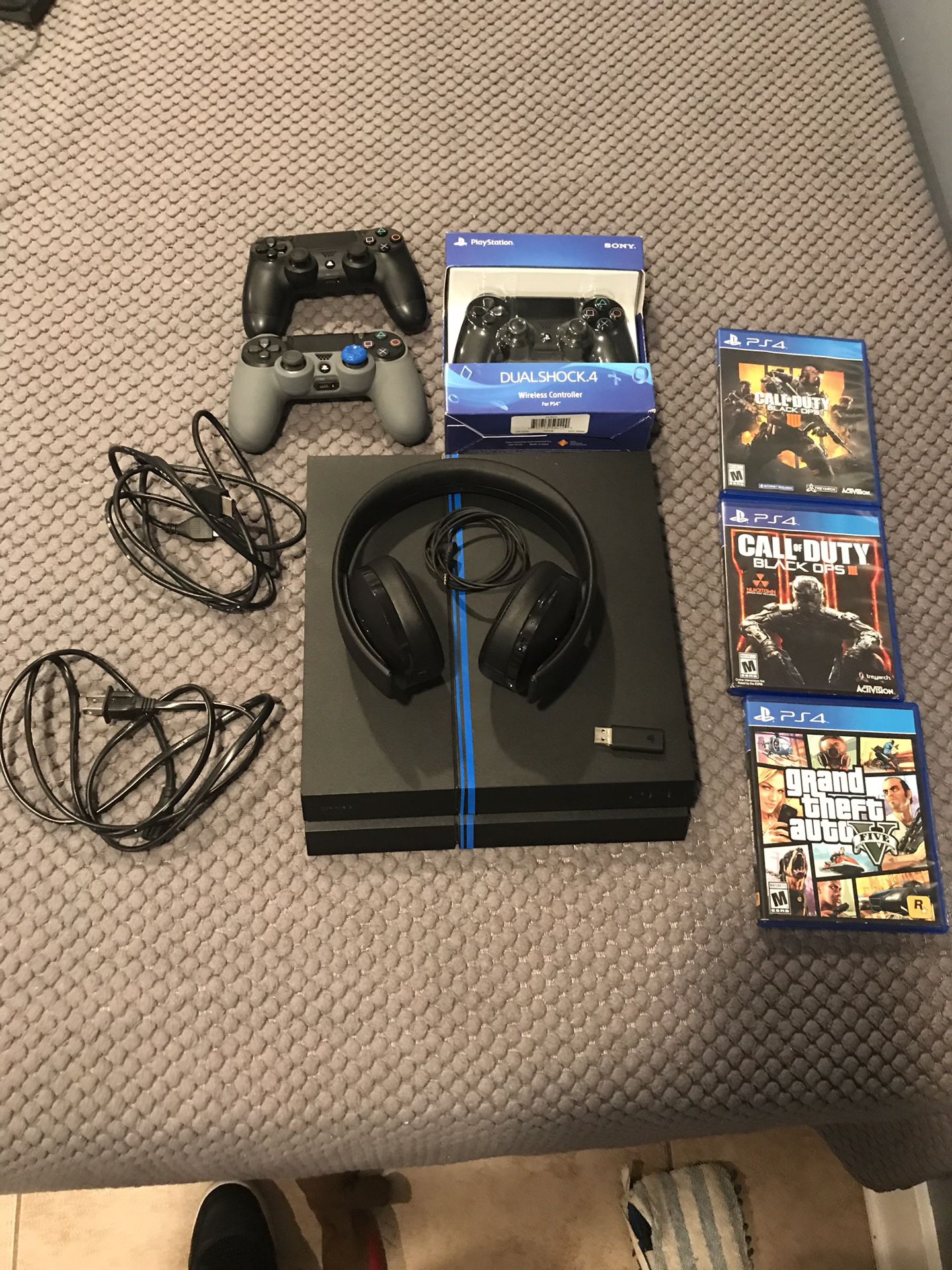 PS4 combo 3controller + 3games + wireless headset