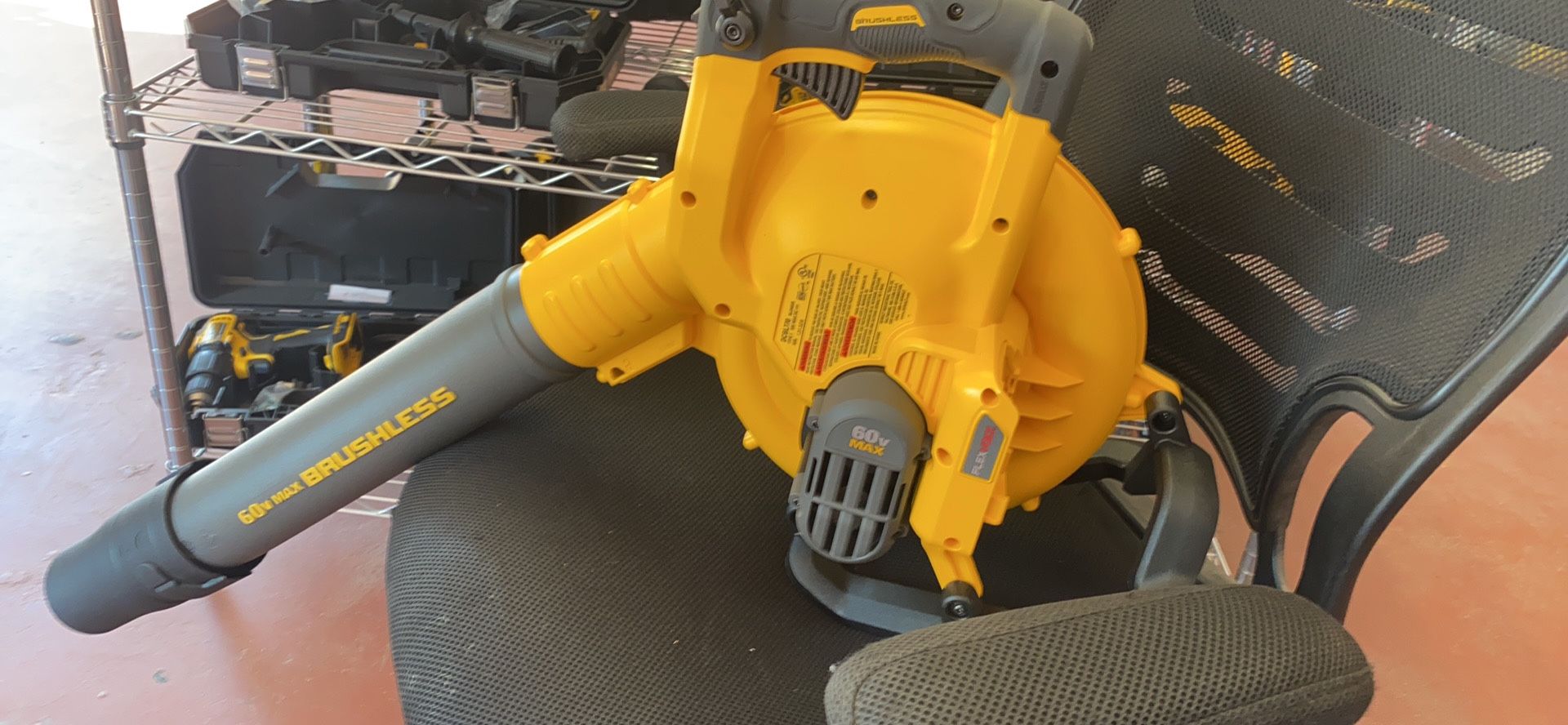 DEWALT 129 MPH 423 CFM 60V MAX Lithium-Ion Cordless FLEXVOLT Handheld Leaf Blower (Tool Only) solo herramienta