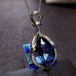 Elegant Blue Gem Necklace 