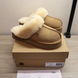 Uggs disquette slippers Size 9 Women’s Chestnut