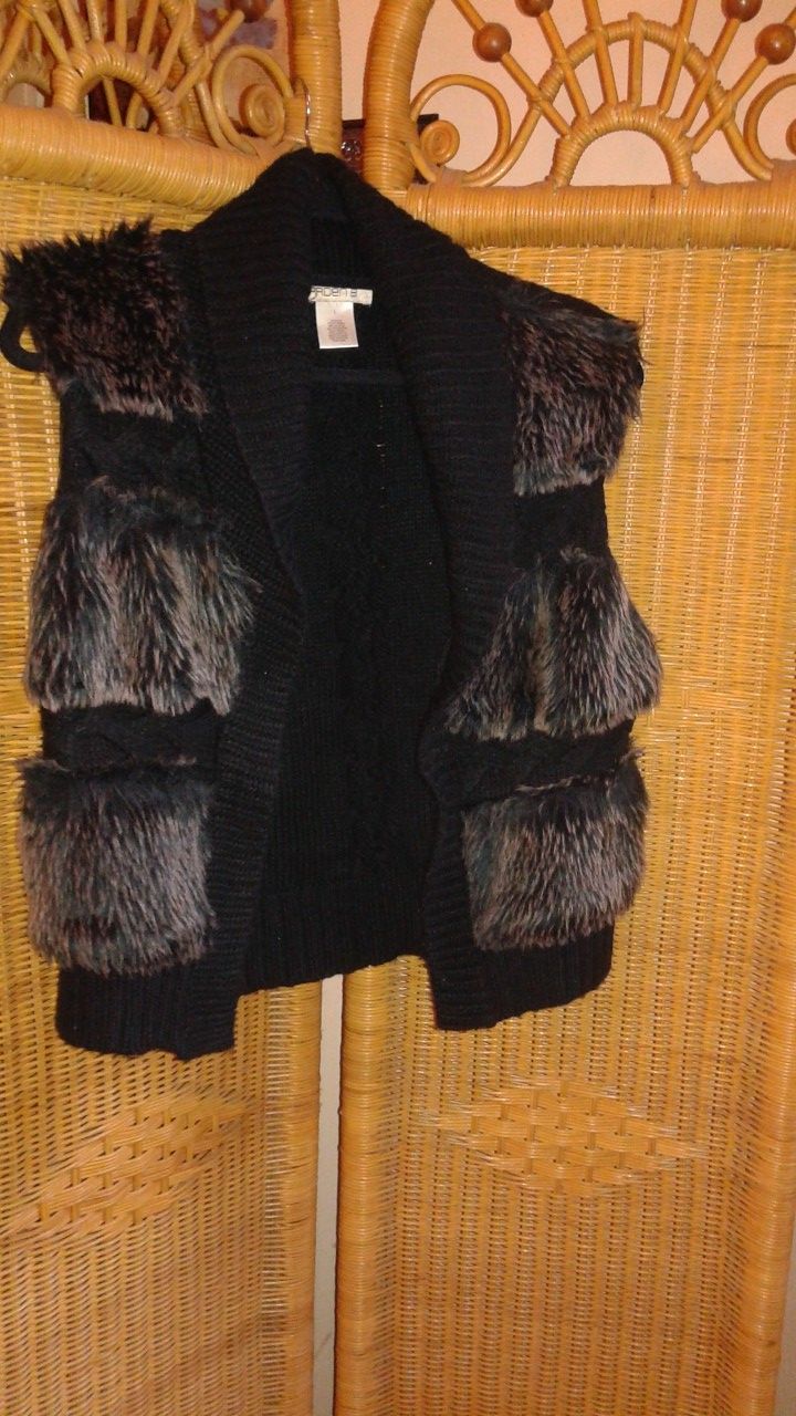 Arden B. faux fur sweater vest size Large