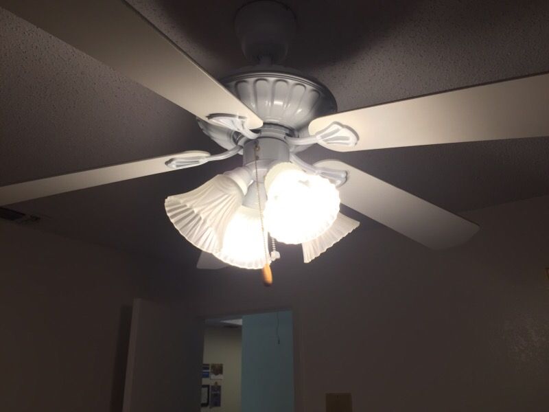 harbor breeze m525b/4l 52" Ceiling Fan with light for Sale in