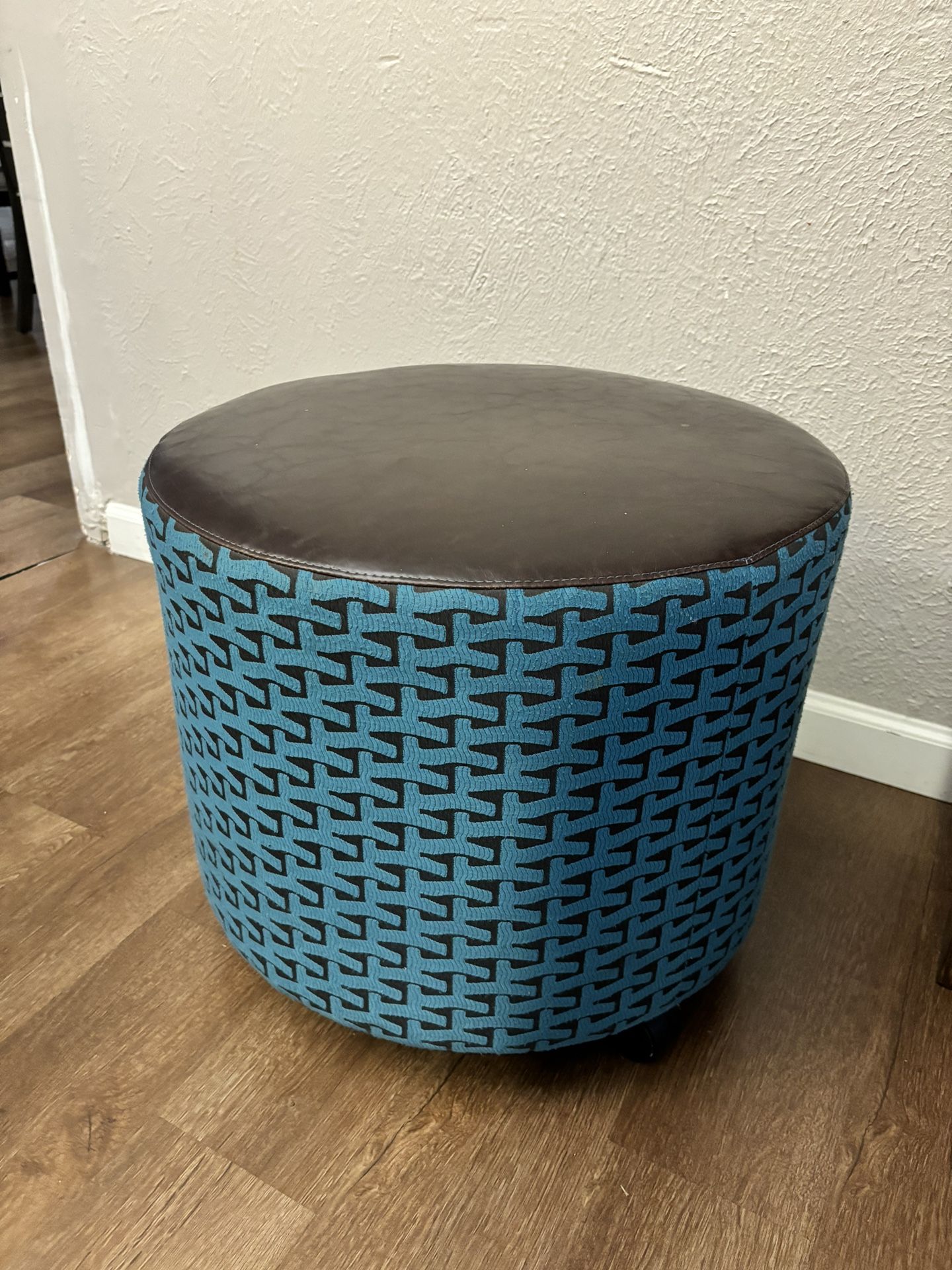 Rolling stool chair
