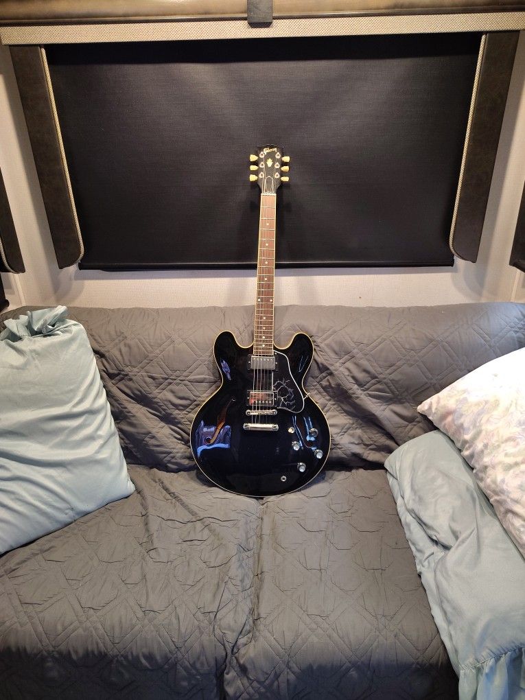 ES 335 Dot * Semi Hollow Body