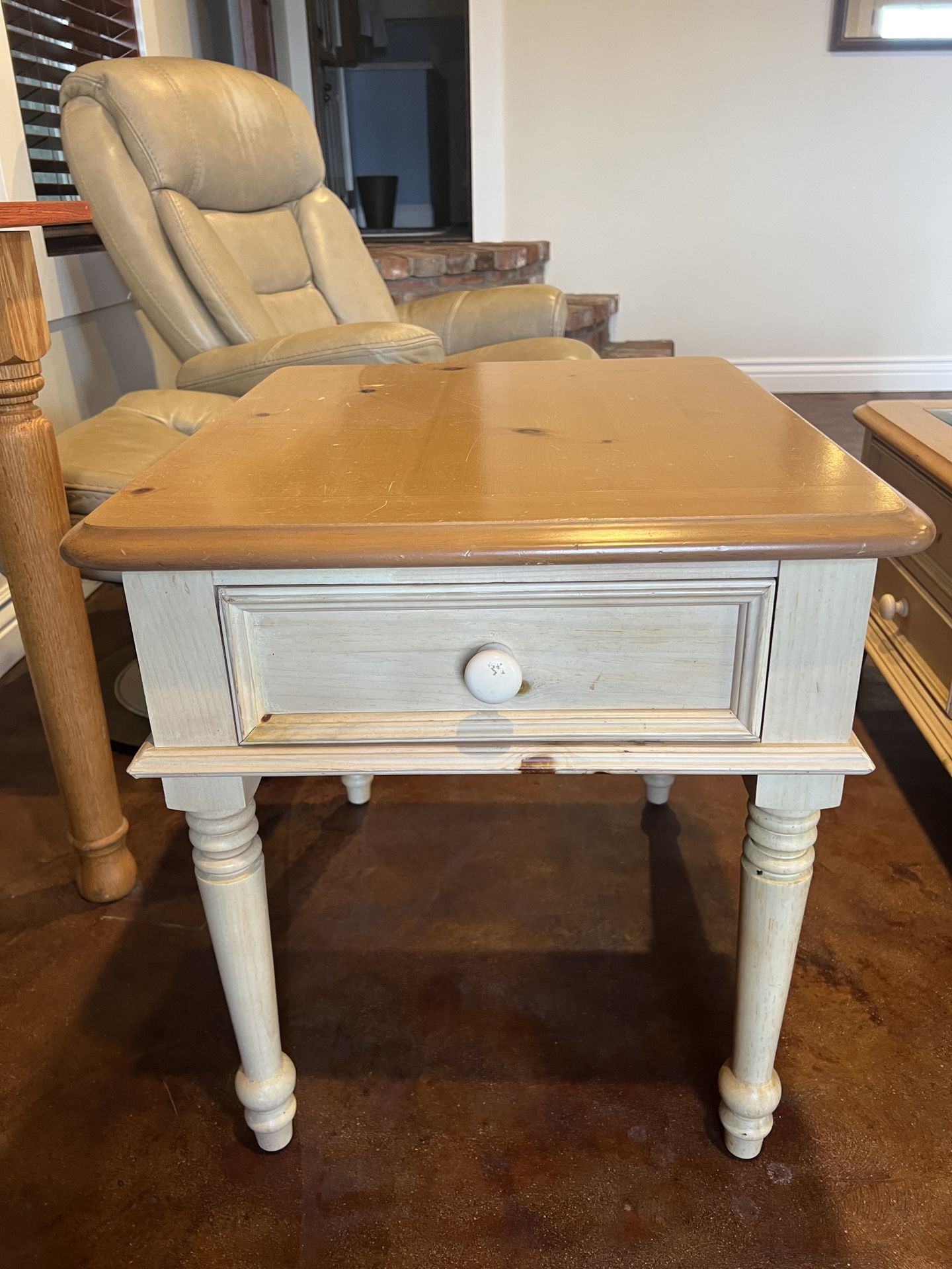 Broyhill Coffee Table With Matching End Tables