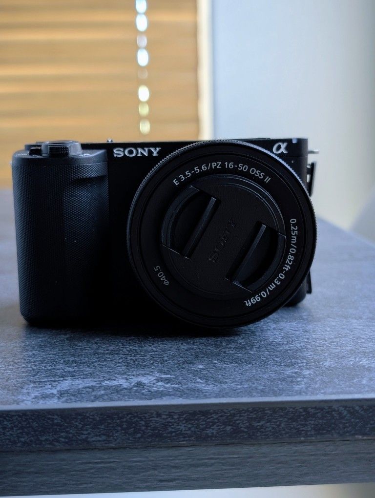 Sony Alpha ZVE10 II - APS-C - Like New