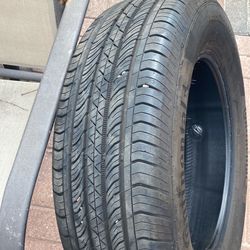 Continental 225/65 R17 $30.00 tiene Parche