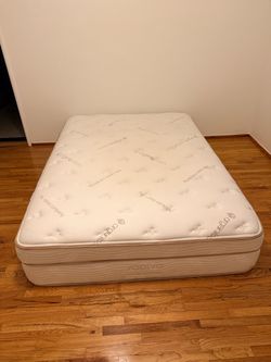 Queen size Saatva mattress