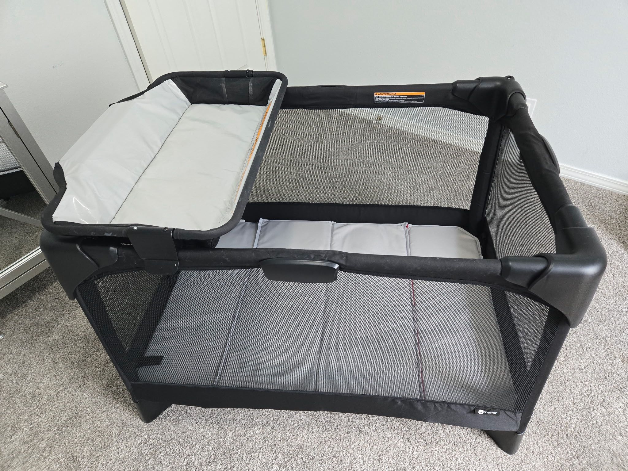 4moms Breeze Plus Playard w/ new sheets
