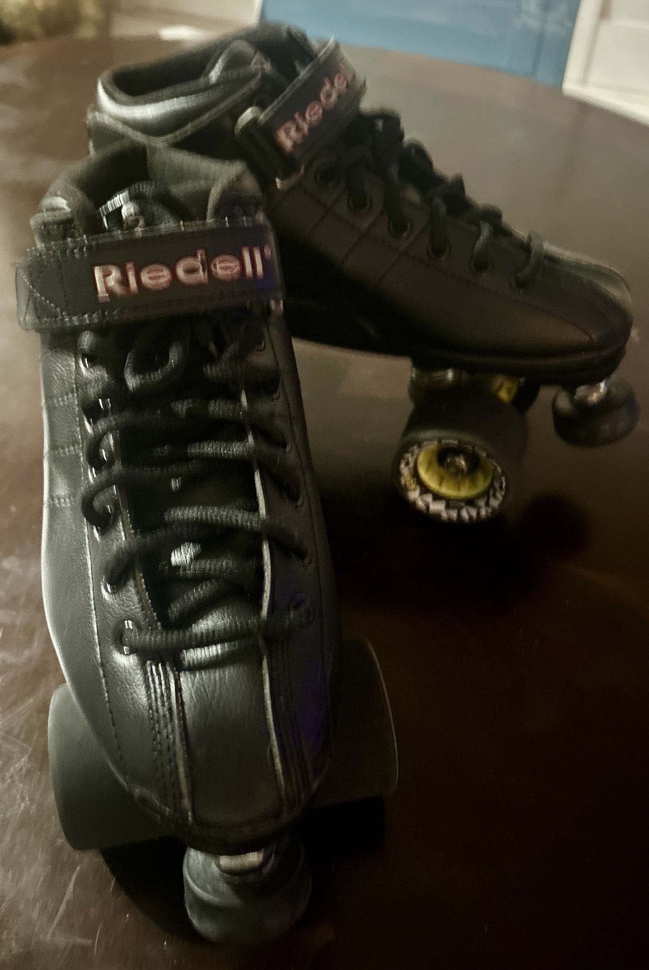 Black Riedell R3 roller skate
