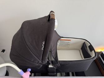 Like New. Nuna Bassinet On Stand.
