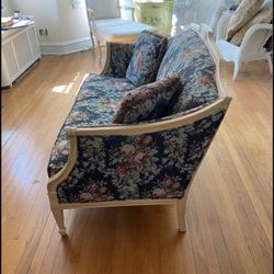 Vintage Floral Settee/Loveseat Free Delivery 🚚 