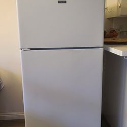 Hotpoint - 15.6 Cu. Ft. Top-Freezer Refrigerator - White

