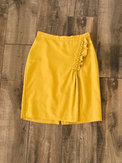 Yellow skirt with pockets