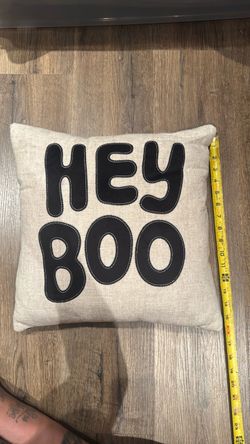“Hey Boo” Holloween decorative pillow