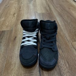 Nike sneakers size 4
