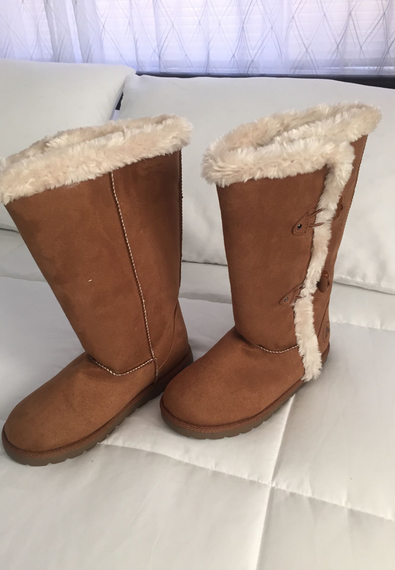 Girls Warm Boots BRAND NEW. Size 3 1/2