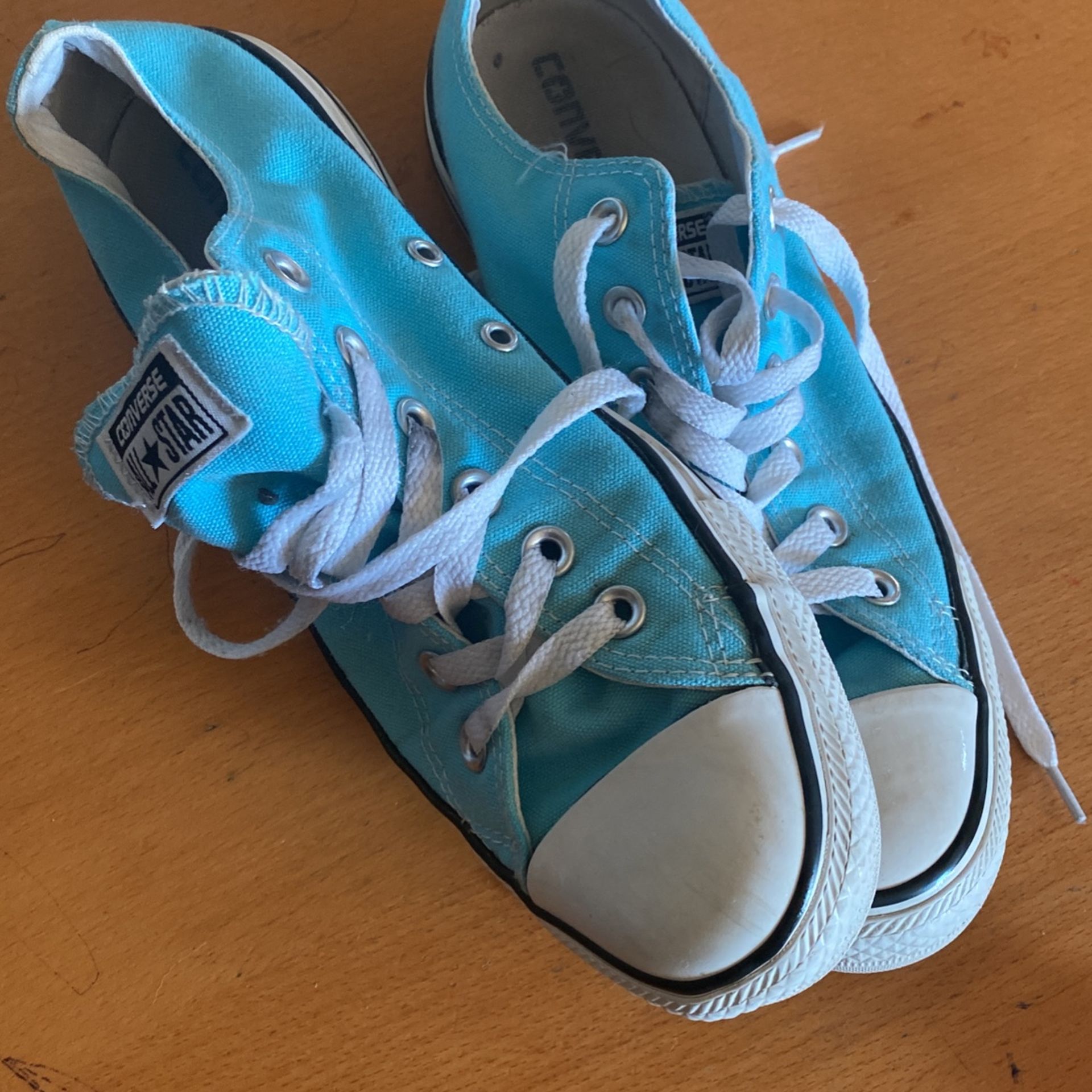 Converse Tennis Shoes Unisex Women Size 9 and Men Size 7 Great Condition 