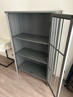 3 shelved glass cabinet