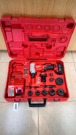 MILWAUKEE M18V CORDLESS FORCE LOGIC 1/2 in- 2 in. 10 TON KNOCKOUT TOOL