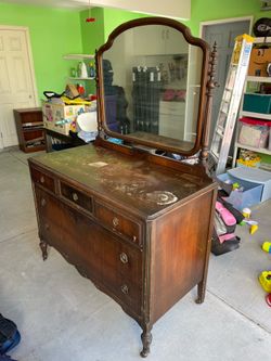 Vintage 5-Drawer Dresser With Mirror