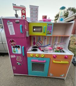Playing Kitchen!!