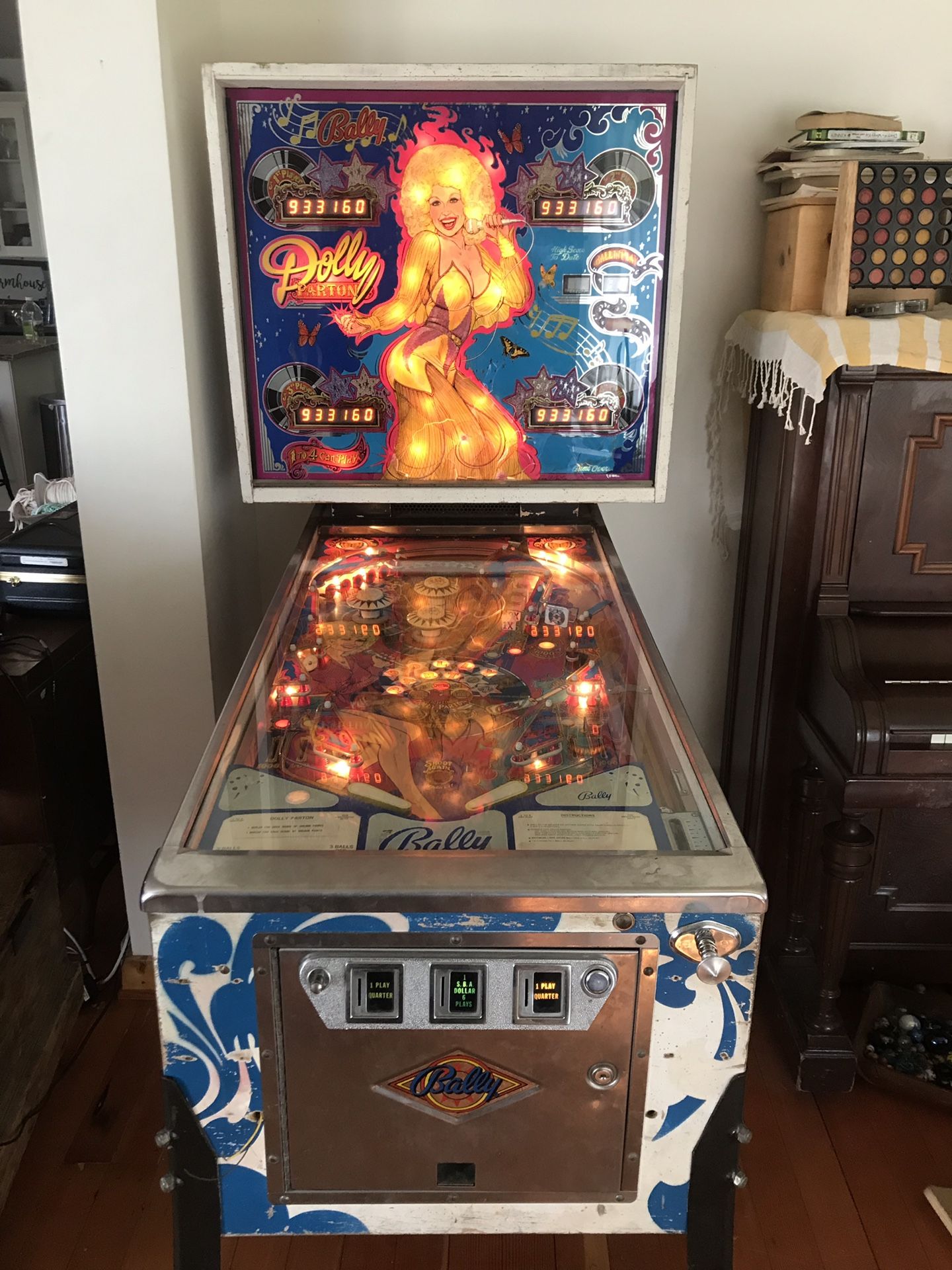 1979 Dolly Parton pinball machine