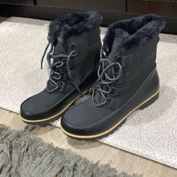 Women’s all weather boot size 9