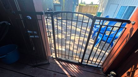 Dog gate or baby gate