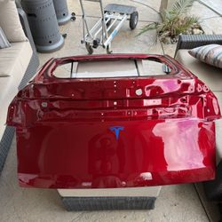 2026 Tesla Model Y Liftgate- Minor Dent