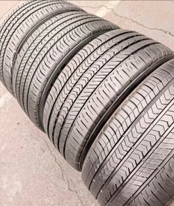 285 40 20 Goodyear tires Con 80% de Vida Las 4