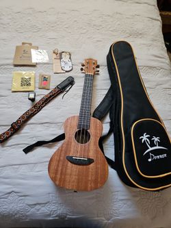 Donner Concert Ukulele (DUC-1) -- LIKE NEW -- full kit.