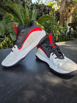 Low-Top Basketball Sneakers Black White Red