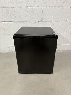 Hisense 1.6-cu ft Mini Fridge ( Black ) ENERGY STAR