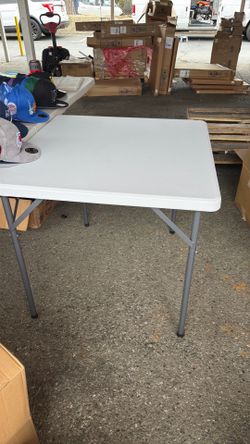 Foldable square table