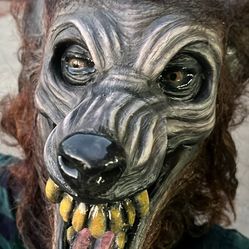 Animatronic werewolf jump, scare