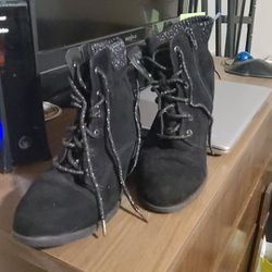 Womens Suede Like Short Boots Size 6  Used 2 Times 