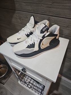 Nike  kyries Low 5 white metalic gold size 8