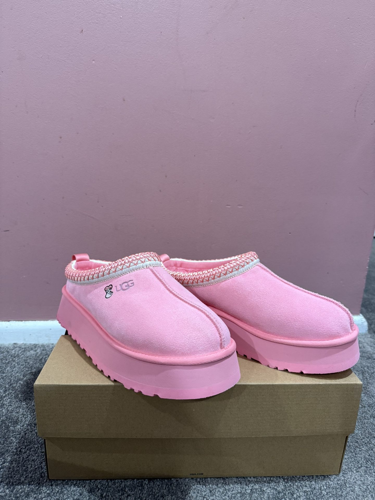 Women UGG Slippers Tazz Love 25 Tropical Pink Women’s Size 10 Valentines Edition