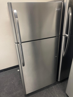 Deal: Frigidaire Stainless Top Mount Refrigerator – Clean Inside