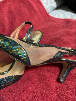 Multi color pump shoe