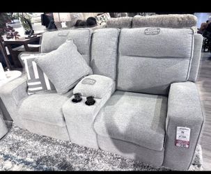 Power Reclining Loveseat w/ Console, Cup Holders & Storage โ Like New