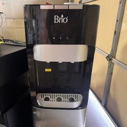 Brio Bottom Loading 5 Gallon Water Machine + 3 5 Gallon Jugs