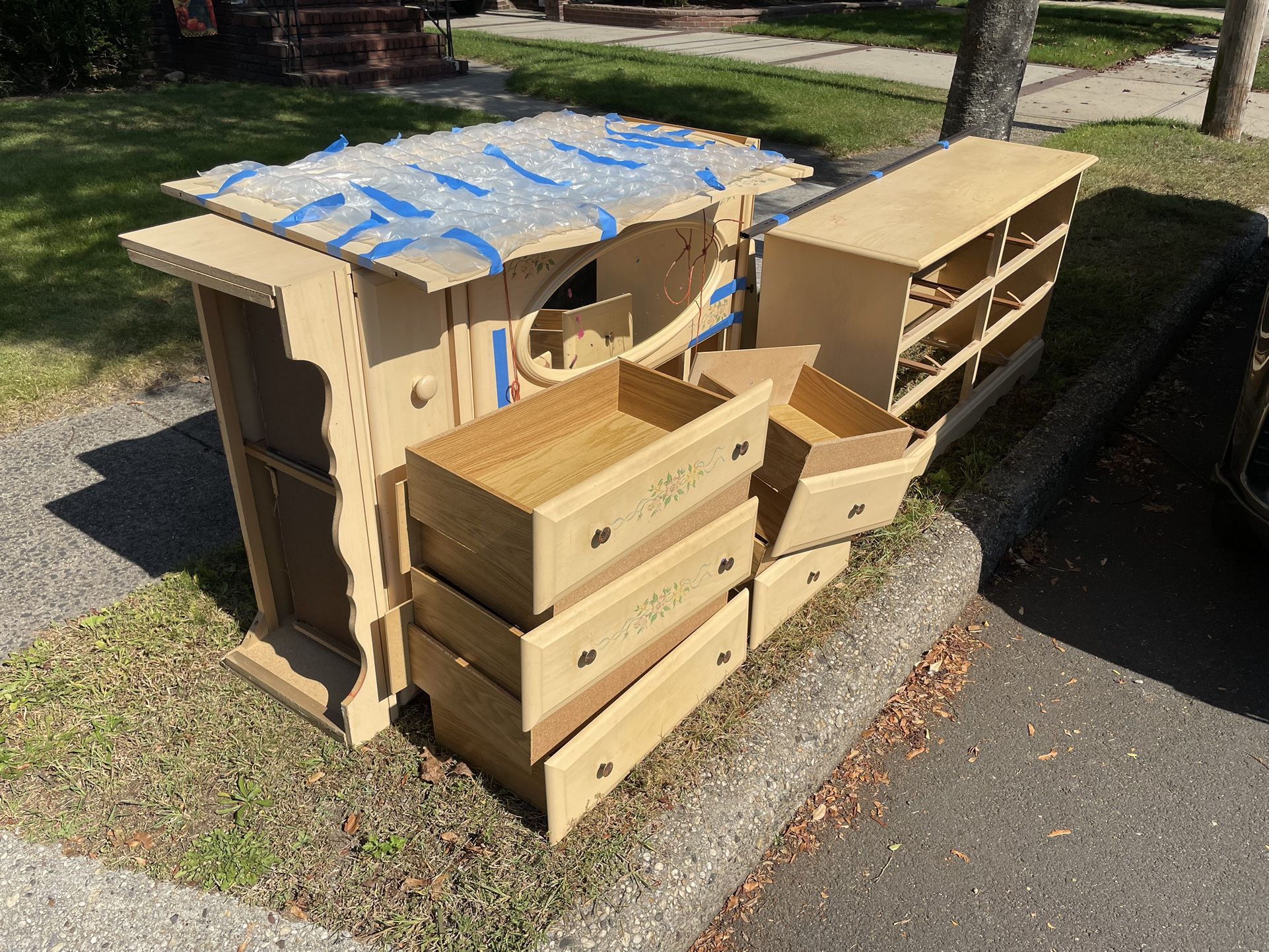 Curb Alert! Girl’s Bedroom Dresser Set