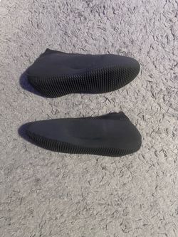 yeezy knitrunners (No Box) size 9.5