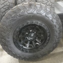 35x12.50R18 Toyo RT Trails On 18x9 Fuel Covert